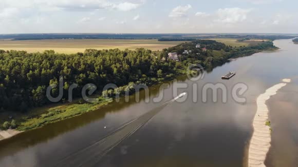 摩托艇沿着河漂下来空中观景4K视频的预览图
