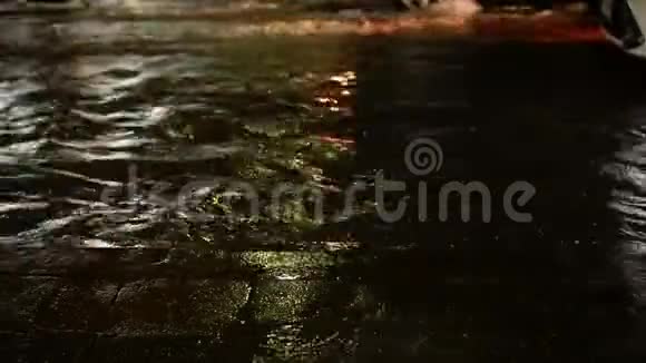 洪水街道交通夜间降雨以汽车为背景视频的预览图