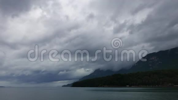 24天阴云笼罩下的阿卡卡海岸线视频的预览图
