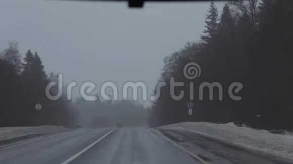 冬季阴天开车缩放效果视频的预览图
