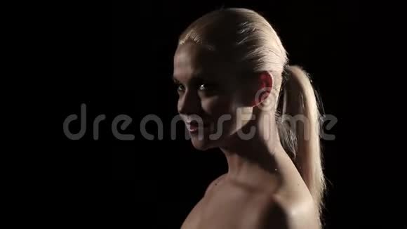 一个年轻女人的肖像动态光线轮廓视频的预览图