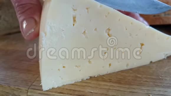 奶酪在木板上切碎视频的预览图