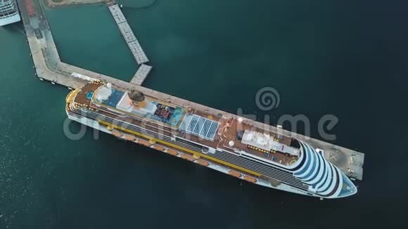 海港游船的鸟瞰豪华旅行概念库存在宁静的欧洲白色豪华游艇的俯视图视频的预览图