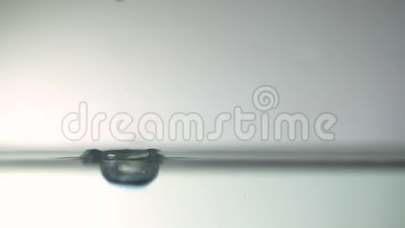 水滴落在液体表面视频的预览图