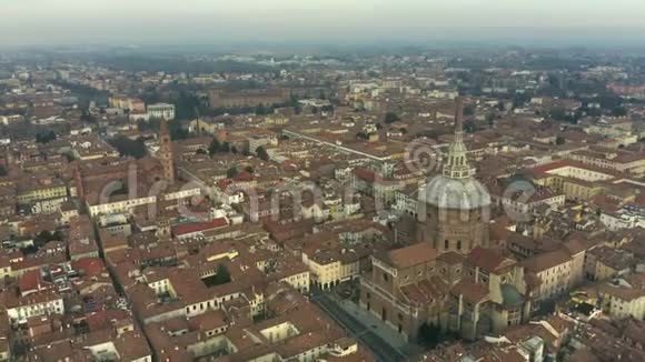 在帕维亚的城市景观内鸟瞰杜莫迪帕维亚大教堂意大利视频的预览图