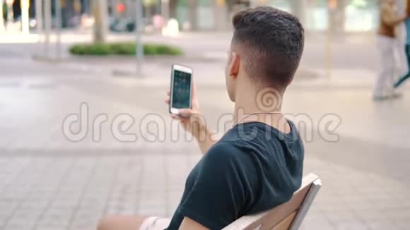一个人在街上用手机聊天视频的预览图