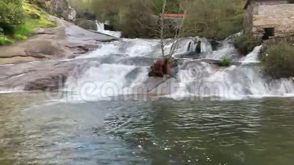 美丽的瀑布与古老的石水磨坊加利西亚西班牙视频的预览图