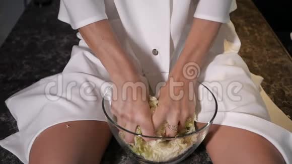 女孩用手混合沙拉视频的预览图