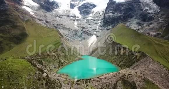 秘鲁的Humantay湖位于安第斯山脉的Salcantay山上视频的预览图