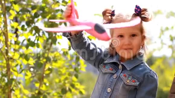 公园里的小女孩在玩飞机宝宝开始飞行视频的预览图