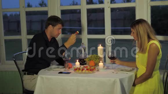 可爱的情侣在餐厅里男人亲手给他的女朋友盒装视频的预览图