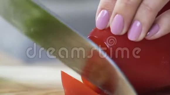 贴身女士用手在家里的砧板上切鲜胡椒有机食品视频的预览图