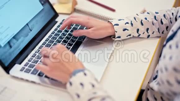 商务女士正在舒适的办公室里用笔记本电脑打字视频的预览图
