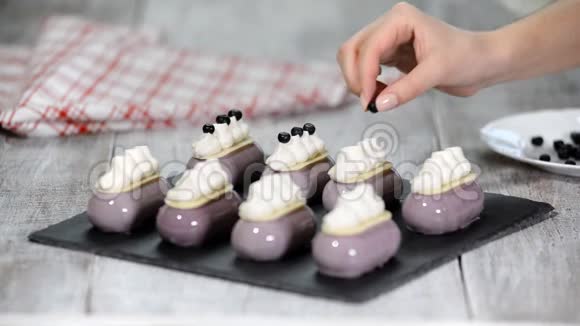 甜点师用蓝莓装饰慕斯蛋糕制作釉面甜点视频的预览图