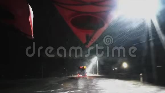 在乡间小路上的暴风雪的车景中视频的预览图