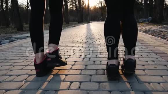 在公园的水泥跑道上运动员们的腿在户外缓慢地运动健康健身理念视频的预览图