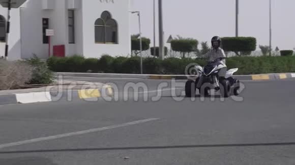 少女骑着ATV在路上视频的预览图
