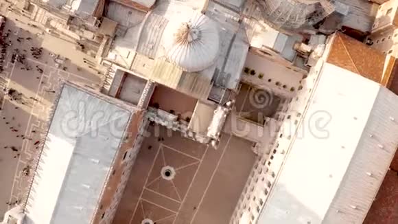 从圣马可广场上空飞过橙色屋顶视频的预览图