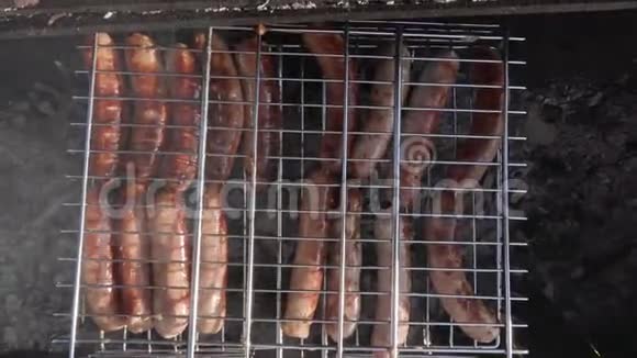 烤架上的肉香肠在煤烤视频的预览图