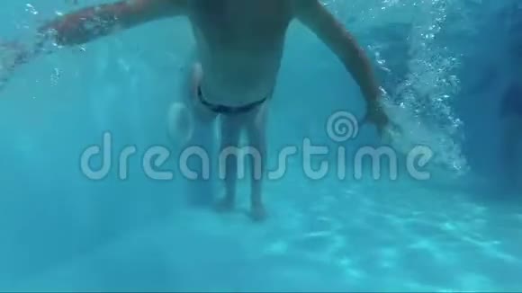 带口罩的水下小男孩视频的预览图
