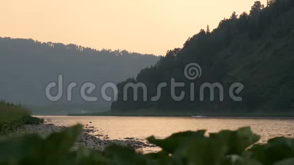 傍晚时有山树和河流的景观4K视频的预览图