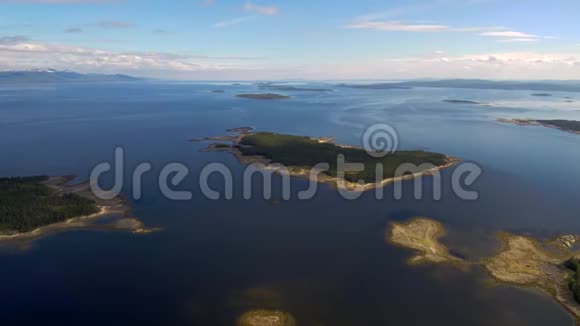 无人机在白海岛上空的跨度北部景观视频的预览图