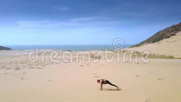 从海景看女人在沙滩上换瑜伽玫瑰视频的预览图