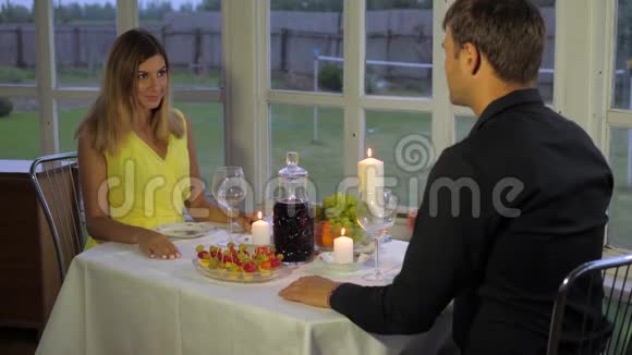爱的夫妻在晚上为浪漫的晚餐手捧餐桌视频的预览图