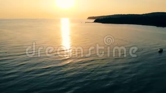 落日余晖中海湾的岩石视频的预览图