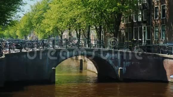 阿姆斯特丹的风景是运河上的桥那里停着许多自行车城市中典型的画面视频的预览图