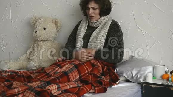 女人躺在床上腹痛吃一片药视频的预览图