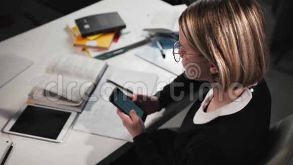 女生或学生在智能手机上拨一个号码并给老师打电话视频的预览图