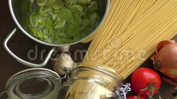 在锅里切韭菜视频的预览图