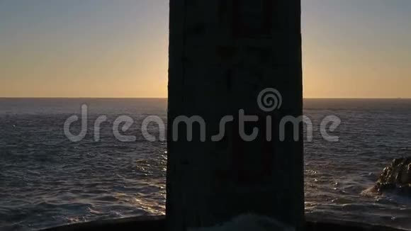 夕阳下的灯塔视频的预览图