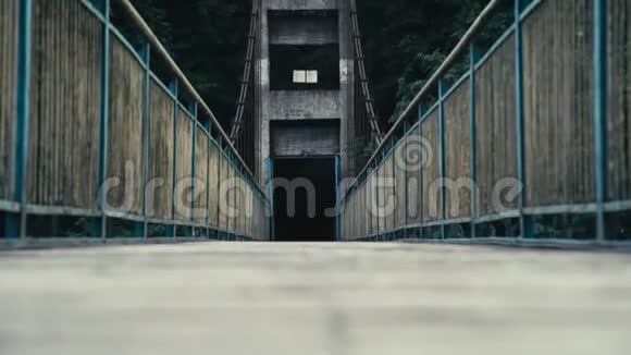 从旧吊桥上看隧道变成空虚无处可去视频的预览图
