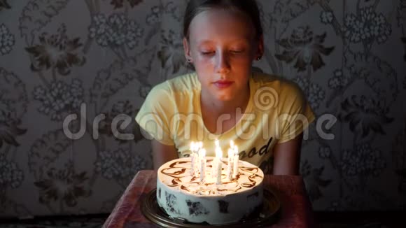 年轻女孩吹灭生日蜡烛视频的预览图