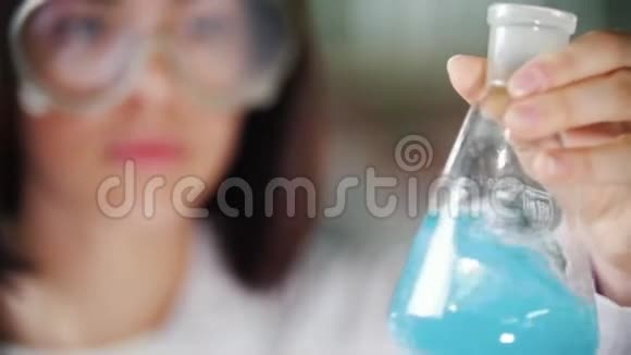 一只雌性动物把瓶子和化学物质混合视频的预览图