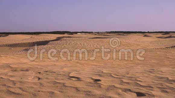 沙漠景观带沙丘手持拍摄撒哈拉突尼斯北非视频的预览图