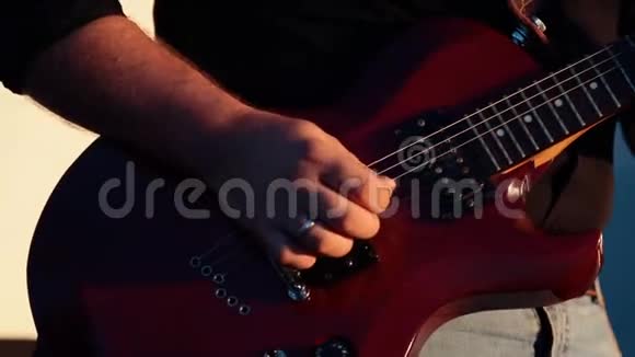 男主角吉他演奏电子吉他音乐会舞台视频的预览图