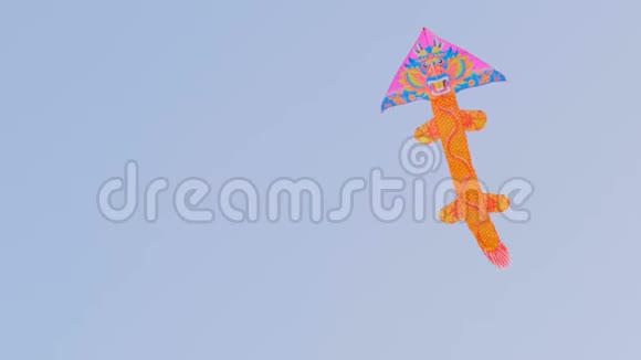 五彩缤纷的风筝在蓝天上飞翔视频的预览图