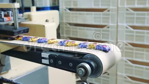 包裹的糖果躺在传送带上糖果厂视频的预览图