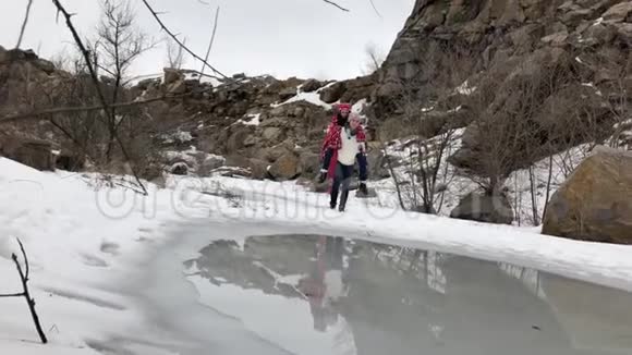 年轻人背着他的女朋友穿过水坑水被融化了视频的预览图