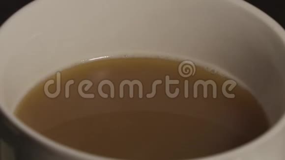 为糖尿病患者提供一杯热咖啡视频的预览图