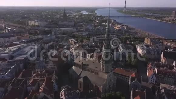 鸟瞰圣彼得教堂老城和多加瓦河里加拉脱维亚视频的预览图