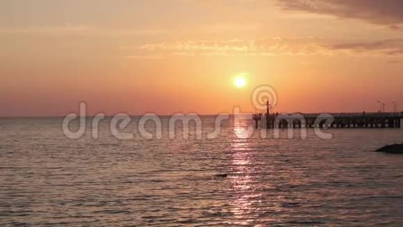 黑海上海浪和日落的慢动作视频视频的预览图