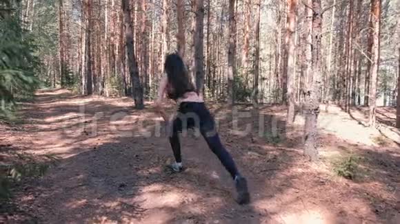 在树林里做运动的女人慢动作视频的预览图