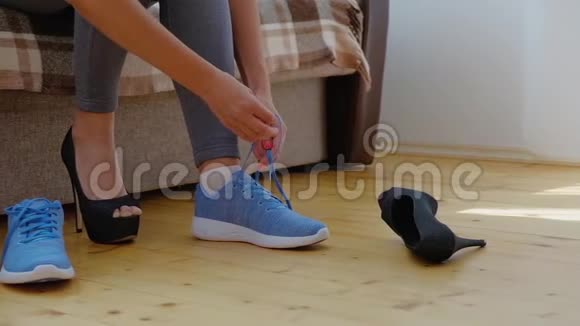女子在训练前换高跟鞋慢动作视频视频的预览图