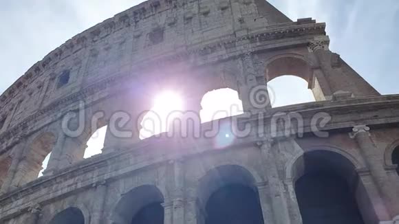 一缕阳光穿过意大利罗马竞技场的拱门视频的预览图