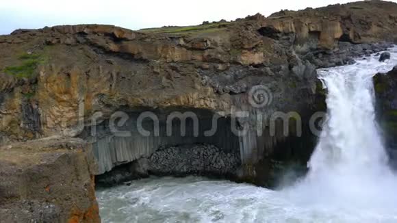 美丽的阿尔迪雅弗斯瀑布与玄武岩柱景视频的预览图