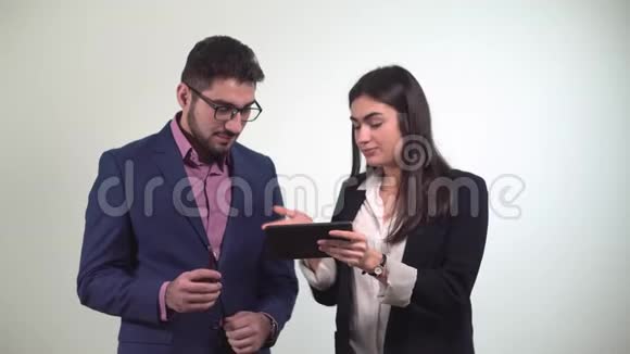 商业伙伴讨论这笔交易的条款看着平板电脑女孩告诉他这笔交易的好处视频的预览图